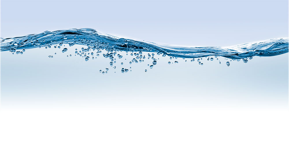 Massagens as costas, abdomen, membros superiores, maos, membros inferiores, pes, garrafa artesanal em vidro azul, transparanete, semi-transparente, Leveaqua